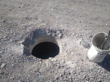 Denuncian abandono y pozos ciegos abiertos en un predio de Chimbas