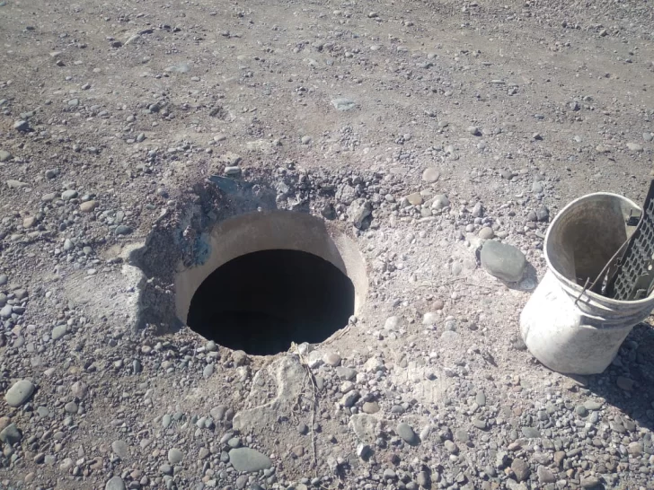 Denuncian abandono y pozos ciegos abiertos en un predio de Chimbas