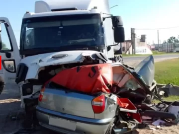 Una familia entera fallecida luego de estrellar su auto contra un camión Una familia entera fallecida luego de estrellar su auto contra un camión