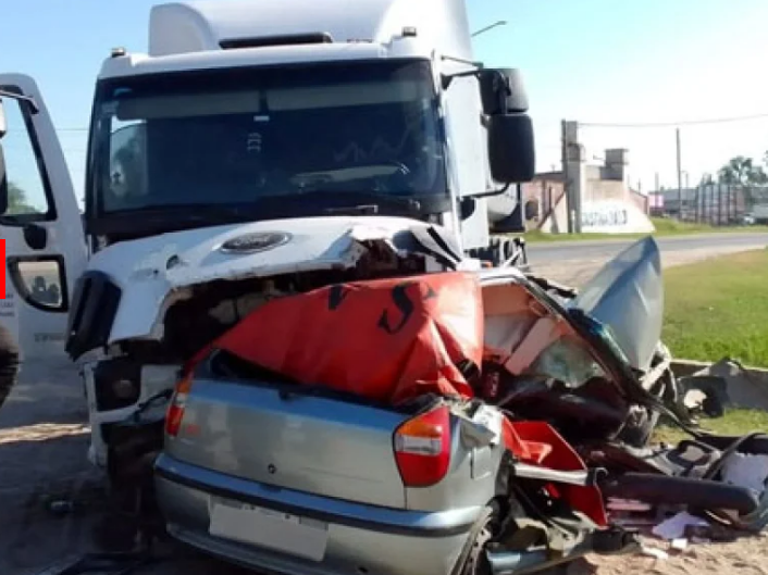 Una familia entera fallecida luego de estrellar su auto contra un camión Una familia entera fallecida luego de estrellar su auto contra un camión
