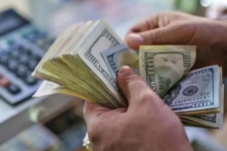 Sin freno, el dólar blue llegó a $445 y cerró en $442