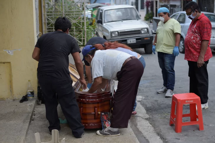 Ecuador convive con la muerte y se prepara para el peor escenario