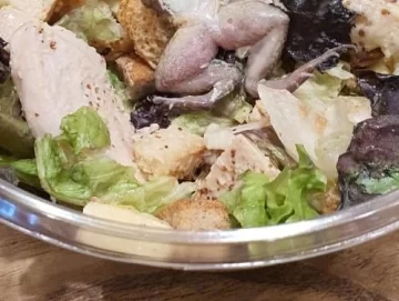 Fueron a comer a un shopping y encontraron algo desagradable en la ensalada Fueron a comer a un shopping y encontraron algo desagradable en la ensalada