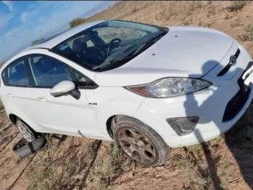 Encontraron abandonado un auto en la Ruta 40, cerca del control San Carlos Encontraron abandonado un auto en la Ruta 40, cerca del control San Carlos