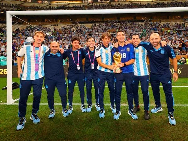 Un integrante del cuerpo técnico de Scaloni dejó su cargo tras el título de la Selección Un integrante del cuerpo técnico de Scaloni dejó su cargo tras el título de la Selección