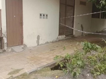 Un profundo socavón en una vereda de Capital causó temor entre vecinos Un profundo socavón en una vereda de Capital causó temor entre vecinos
