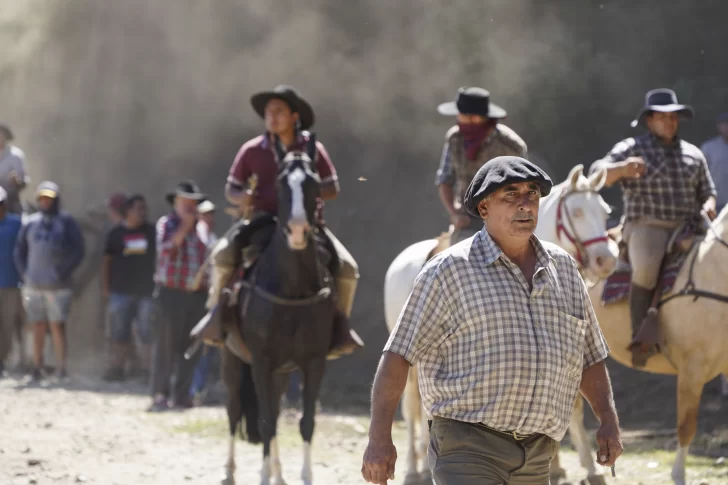 Denuncian que peones de Lewis golpearon y retuvieron a manifestantes en el ingreso a Lago Escondido Denuncian que peones de Lewis golpearon y retuvieron a manifestantes en el ingreso a Lago Escondido