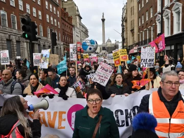 Casi medio millón de trabajadores británicos participan en histórica huelga Casi medio millón de trabajadores británicos participan en histórica huelga