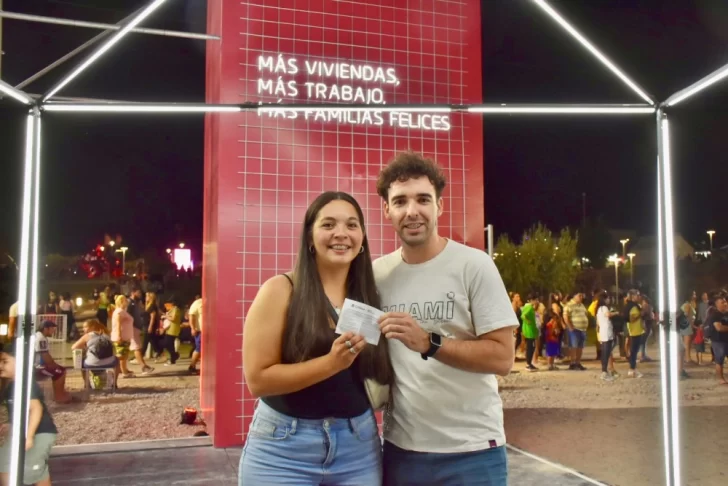 Una joven fue la ganadora de la cuarta vivienda sorteada por el IPV en la Fiesta del Sol Una joven fue la ganadora de la cuarta vivienda sorteada por el IPV en la Fiesta del Sol