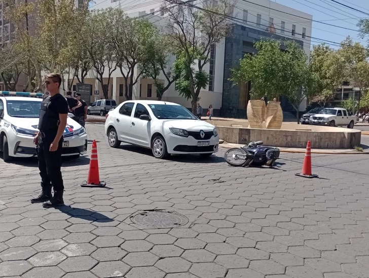 Chocaron en una concurrida rotonda pero ambas resultaron con heridas leves Chocaron en una concurrida rotonda pero ambas resultaron con heridas leves