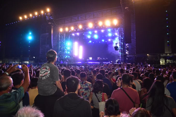 Según las estimaciones oficiales, 120 mil personas fueron parte de la segunda noche de la fiesta Según las estimaciones oficiales, 120 mil personas fueron parte de la segunda noche de la fiesta