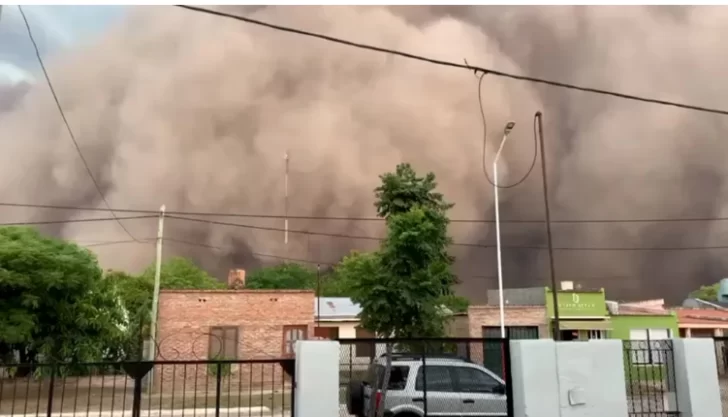 En medio de la sequía, una impresionante tormenta de tierra cubrió por completo a un pueblo En medio de la sequía, una impresionante tormenta de tierra cubrió por completo a un pueblo