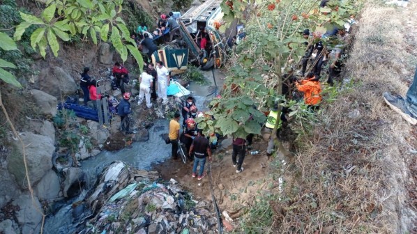 Al menos 10 muertos y 25 heridos en Argelia al caer un ómnibus por un barranco Al menos 10 muertos y 25 heridos en Argelia al caer un ómnibus por un barranco