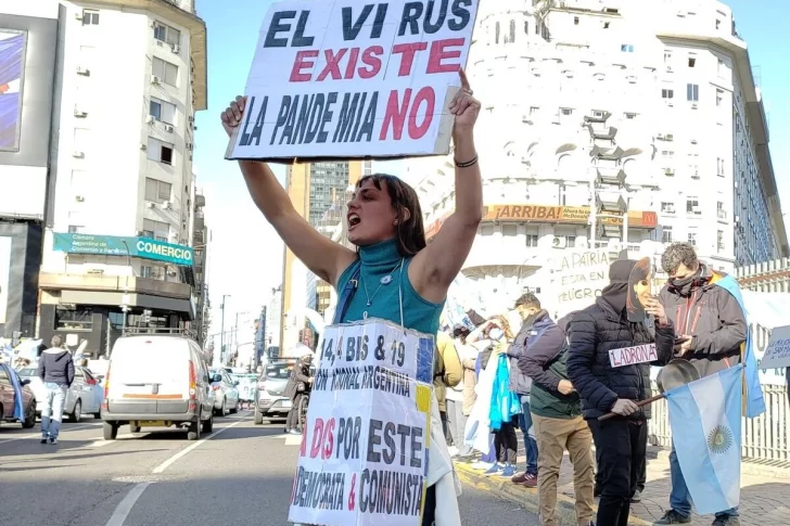 Advierten cómo las fake news son una amenaza al fin de la pandemia