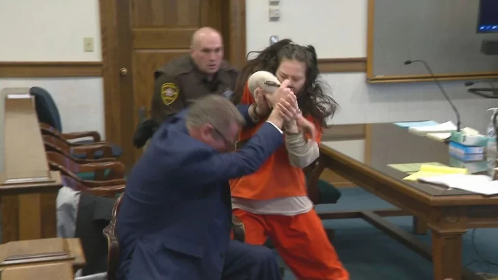 Una mujer acusada de decapitar a su amante atacó a su abogado en pleno juicio
