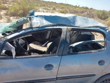 Debieron rescatar a una persona entre los hierros retorcidos de un auto que volcó en Ruta 20 Debieron rescatar a una persona entre los hierros retorcidos de un auto que volcó en Ruta 20