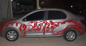 Pedirán juicio a 2 policías por dañar el auto de otro en venganza por delatarlos