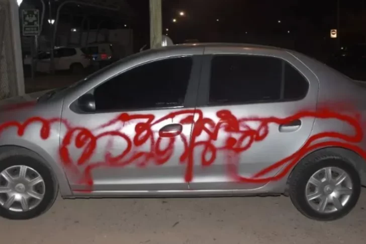 Pedirán juicio a 2 policías por dañar el auto de otro en venganza por delatarlos