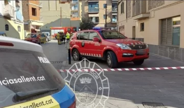 Gemelas argentinas de 12 años cayeron del tercer piso de un edificio en Barcelona: una murió y otra está grave Gemelas argentinas de 12 años cayeron del tercer piso de un edificio en Barcelona: una murió y otra está grave