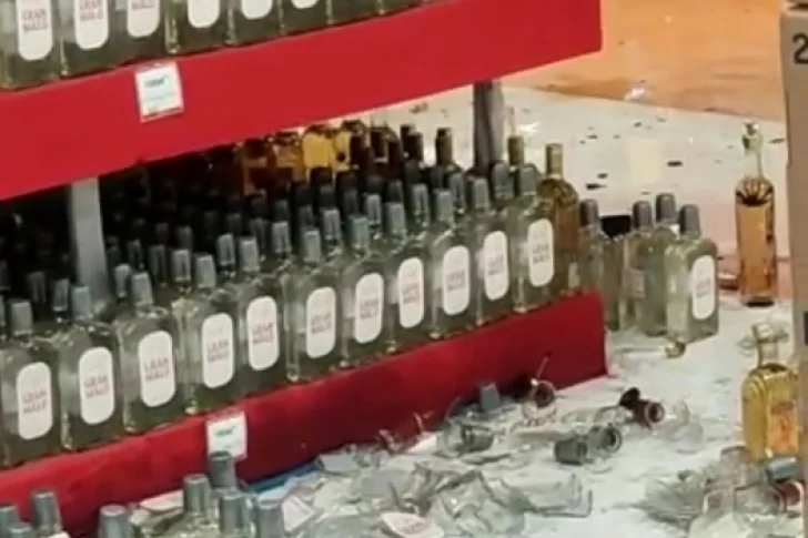 Se les cayeron todas las botellas de alcohol de una góndola del supermercado