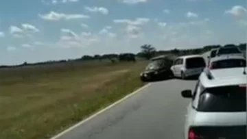 Quedó en doble fila en la ruta y casi provoca una tragedia Quedó en doble fila en la ruta y casi provoca una tragedia