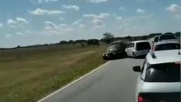 Quedó en doble fila en la ruta y casi provoca una tragedia Quedó en doble fila en la ruta y casi provoca una tragedia