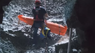 Bomberos rescataron a una joven que cayó a una chimenea de una antigua fábrica Bomberos rescataron a una joven que cayó a una chimenea de una antigua fábrica