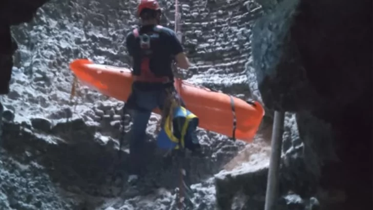 Bomberos rescataron a una joven que cayó a una chimenea de una antigua fábrica Bomberos rescataron a una joven que cayó a una chimenea de una antigua fábrica