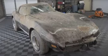 Un Chevrolet Corvette clásico que hallan abandonado y recibe su primer lavado en 34 años Un Chevrolet Corvette clásico que hallan abandonado y recibe su primer lavado en 34 años