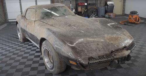 Un Chevrolet Corvette clásico que hallan abandonado y recibe su primer lavado en 34 años Un Chevrolet Corvette clásico que hallan abandonado y recibe su primer lavado en 34 años