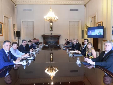 Alberto Fernández negocia los detalles de la mesa política con gobernadores del PJ Alberto Fernández negocia los detalles de la mesa política con gobernadores del PJ