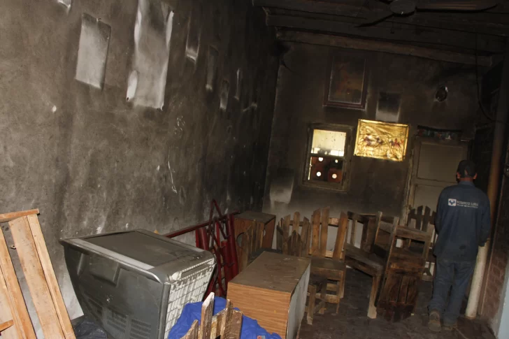 Robaron e incendiaron la casa donde casi matan de un tiro a joven con una tumbera
