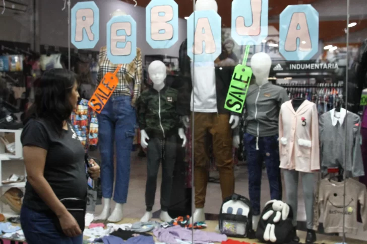 Comerciantes dicen que compran lo mínimo para la nueva temporada