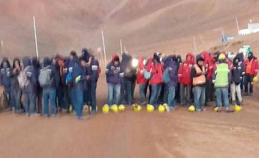 Negocian reincorporar a 800 obreros