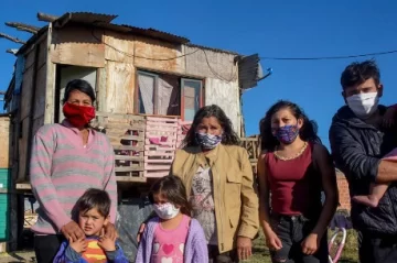 Dos de cada tres menores, con pobreza monetaria o de hábitat Dos de cada tres menores, con pobreza monetaria o de hábitat