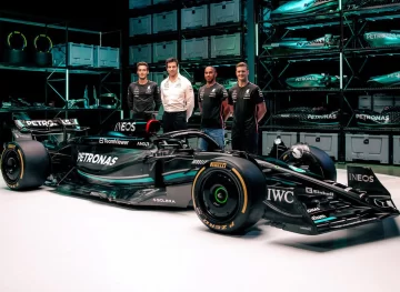 Mercedes vuelve al color negro en sus autos de F1