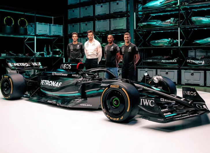 Mercedes vuelve al color negro en sus autos de F1