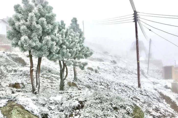 Un sorpresivo frente de aire frío con nevadas en el país