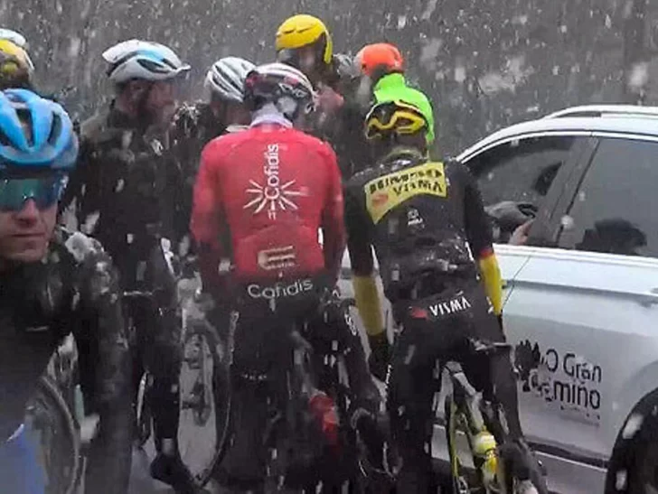 Por la nieve pararon la etapa Por la nieve pararon la etapa