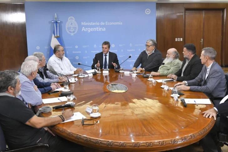 Massa mueve fichas, baja el dólar y convoca a un acuerdo