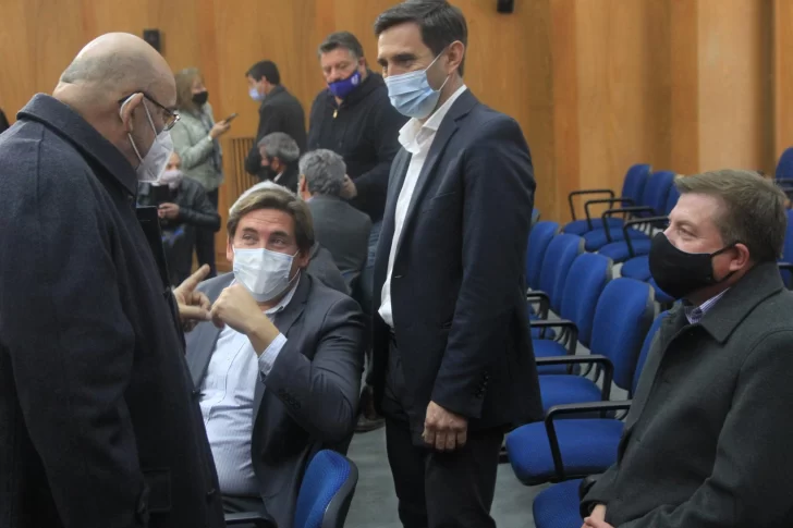 Intendentes que no repiten, entre poner uno o varios postulantes de su equipo