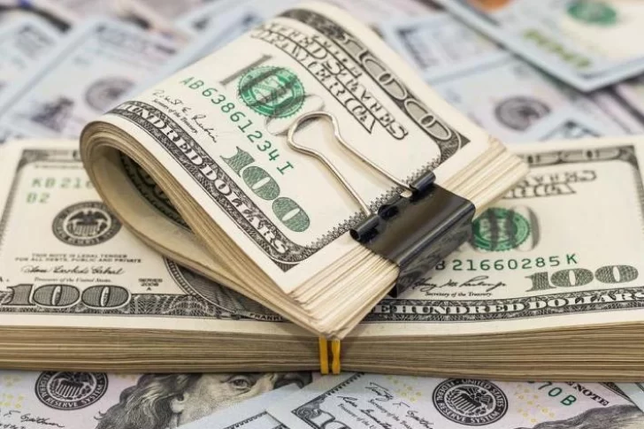 El dólar blue cerró con su primera baja en 9 jornadas