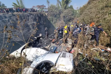 Una argentina viajaba en el avión que se estrelló en Nepal: hay al menos 68 muertos