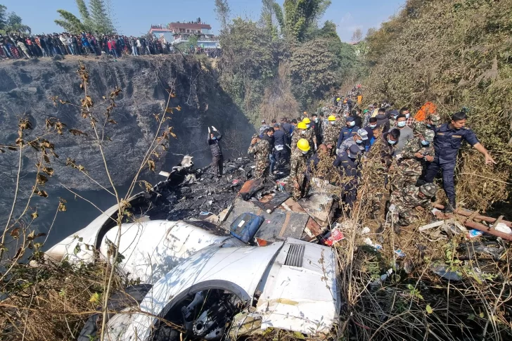 Una argentina viajaba en el avión que se estrelló en Nepal: hay al menos 68 muertos