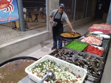 FNS: para una familia comer panchos y bebidas cuesta $3.400 y si elige paella, $10.200 FNS: para una familia comer panchos y bebidas cuesta $3.400 y si elige paella, $10.200