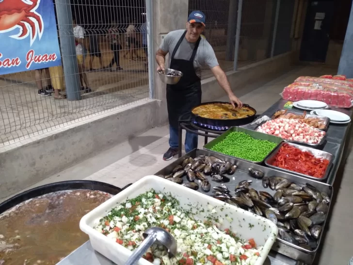 FNS: para una familia comer panchos y bebidas cuesta $3.400 y si elige paella, $10.200 FNS: para una familia comer panchos y bebidas cuesta $3.400 y si elige paella, $10.200