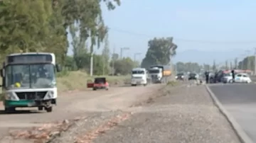 Colectivo y auto protagonizaron un choque en Carpintería: hubo tres hospitalizados Colectivo y auto protagonizaron un choque en Carpintería: hubo tres hospitalizados