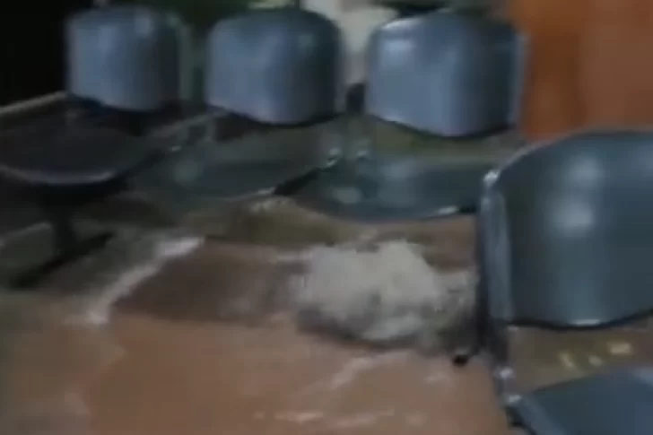 En medio de la lluvia se reventó un caño en el interior del Hospital de Angaco