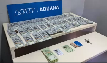 Descubren a una persona que quiso salir del país con US$40.000 ocultos en sus medias Descubren a una persona que quiso salir del país con US$40.000 ocultos en sus medias