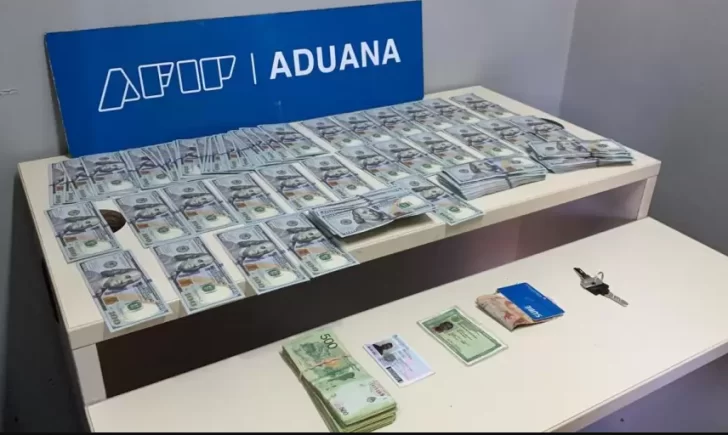 Descubren a una persona que quiso salir del país con US$40.000 ocultos en sus medias Descubren a una persona que quiso salir del país con US$40.000 ocultos en sus medias